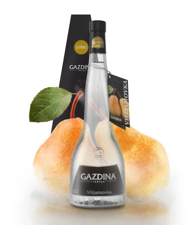 Flaša rakije Gazdina stoji ispred zrelih krušaka i kartonske ambalaže. Tekst: "GAZDINA rakija Viljamovka, Superbrands."
