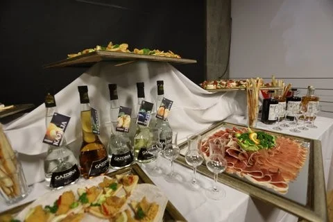  Buffet sto sa raznim jelima i pićem, uključujući Gazdinu rakiju, spreman za posluživanje.