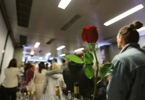 Crvena ruža kao simbol savršenog detalja za večernji ambijent.