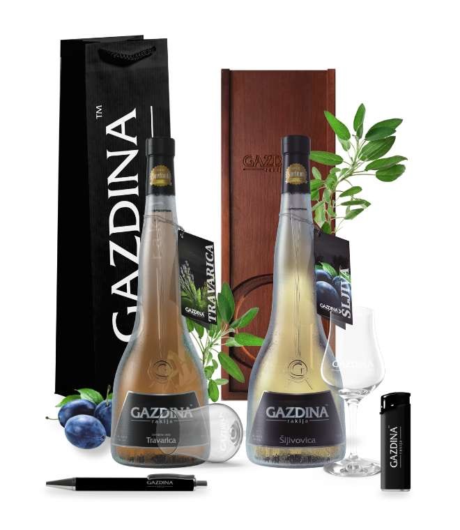 Boca rakije stoji pored čaše, kutije i kese sa natpisima "GAZDINA", "TRAVARICA", "ŠLJIVOVICA" u pozadini dekorisana voćem i biljem.